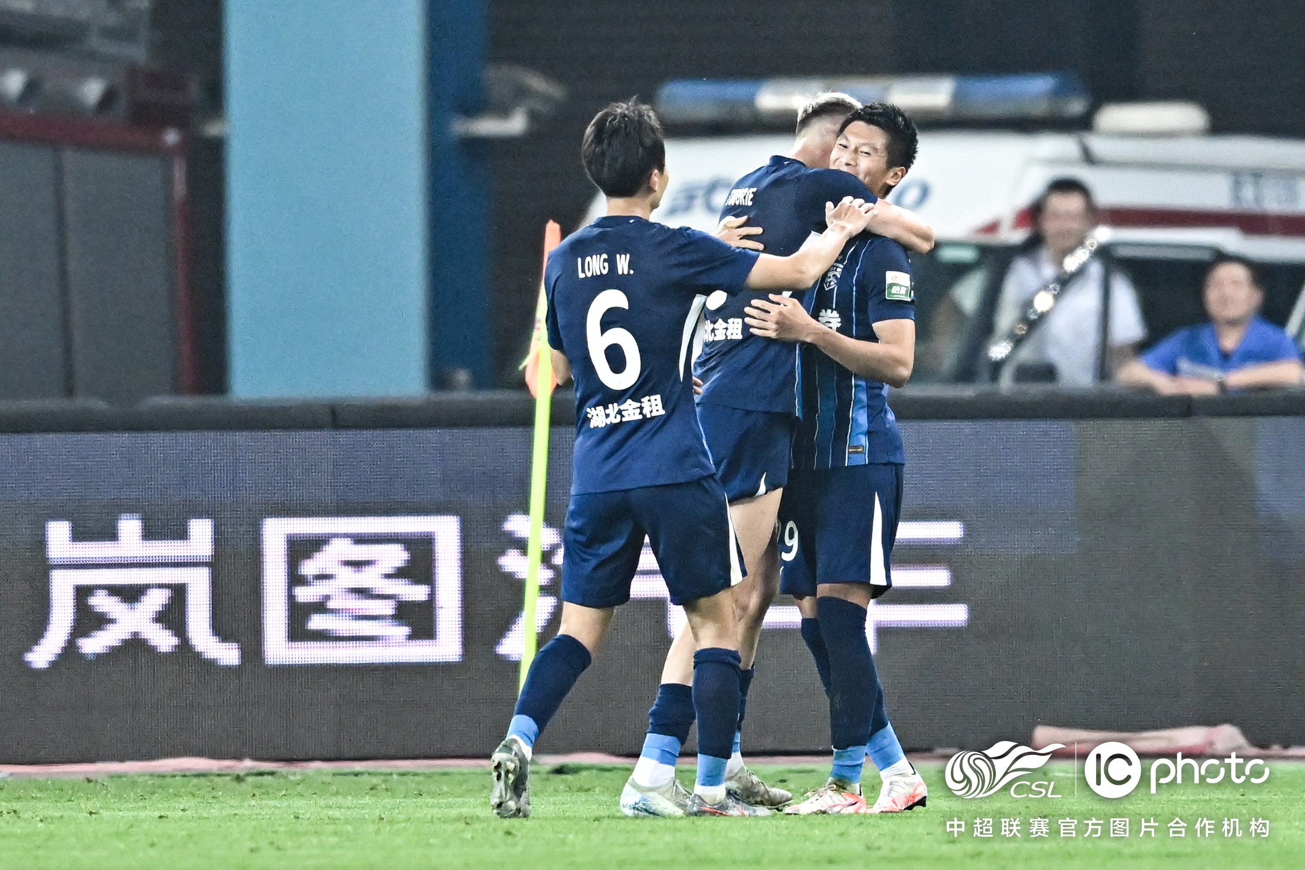 包含武汉三镇训练开放日，赛前远射贴柱引欢呼，法甲在即，训练强度明显提升的词条爱游戏体育