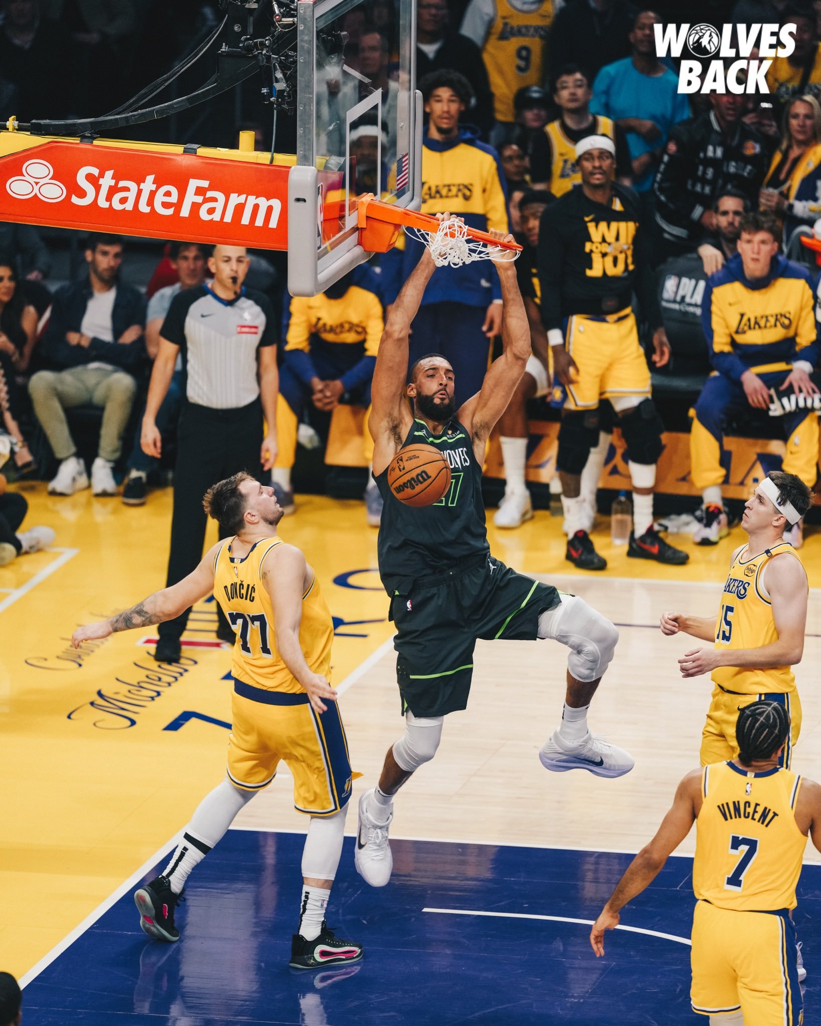 关于NBA季后赛赛程吃紧;明尼苏达森林狼今夜内部沟通;态度坚定;训练强度明显提升的信息爱游戏体育